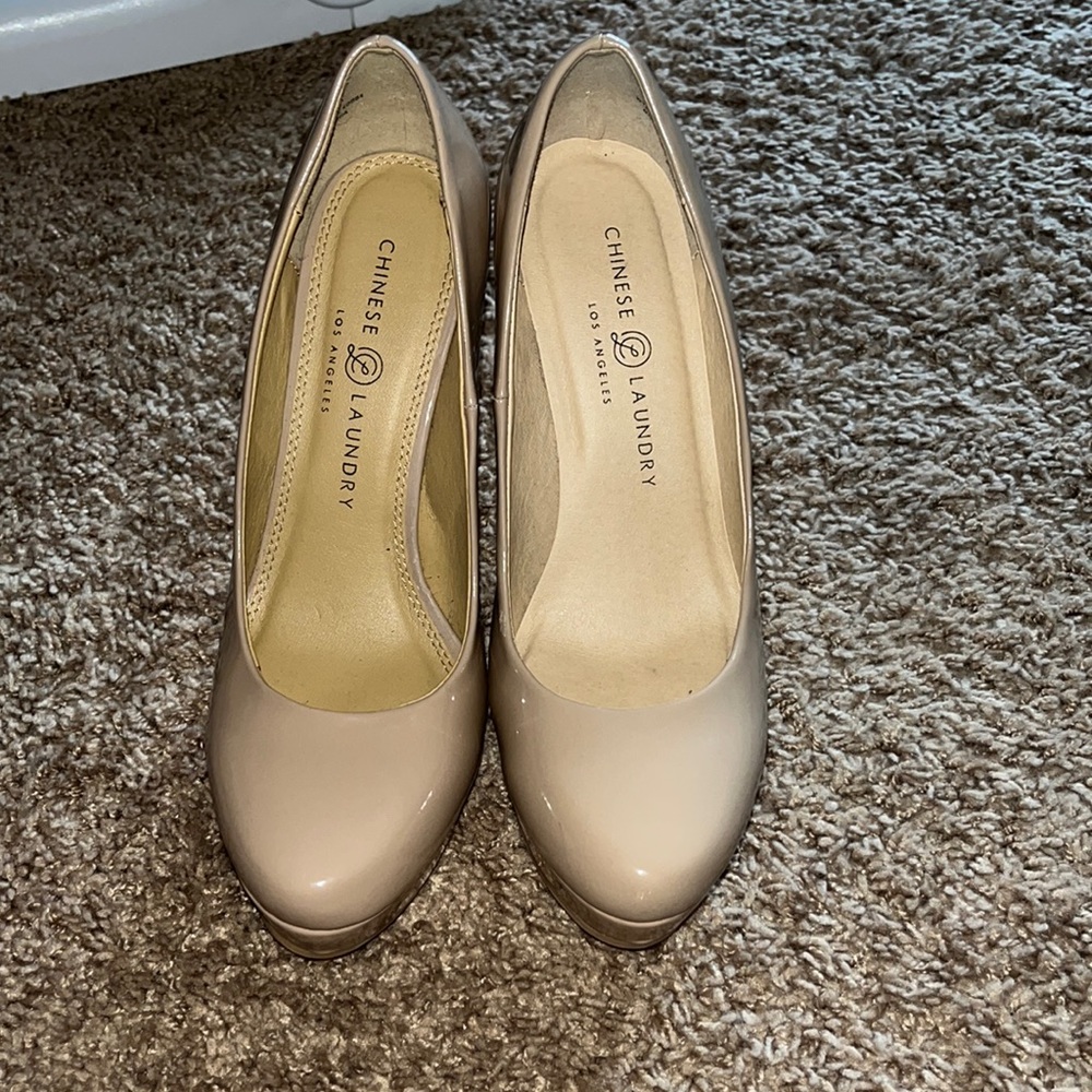 Cream closed toe shoes. Womens 8. All purpose heels.